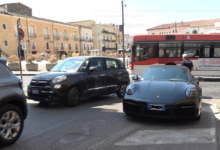 Traffico in tilt tra Via Goduti e Corso Garibaldi: auto blocca il traffico e viene rimossa