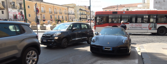 Traffico in tilt tra Via Goduti e Corso Garibaldi: auto blocca il traffico e viene rimossa