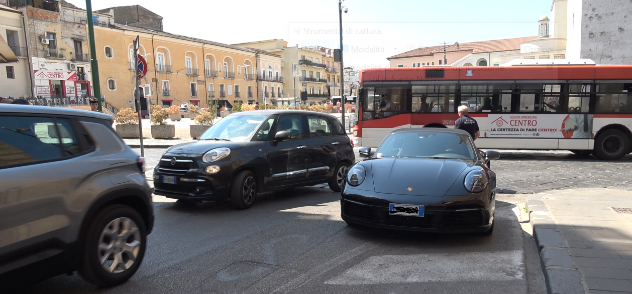 Traffico in tilt tra Via Goduti e Corso Garibaldi: auto blocca il traffico e viene rimossa