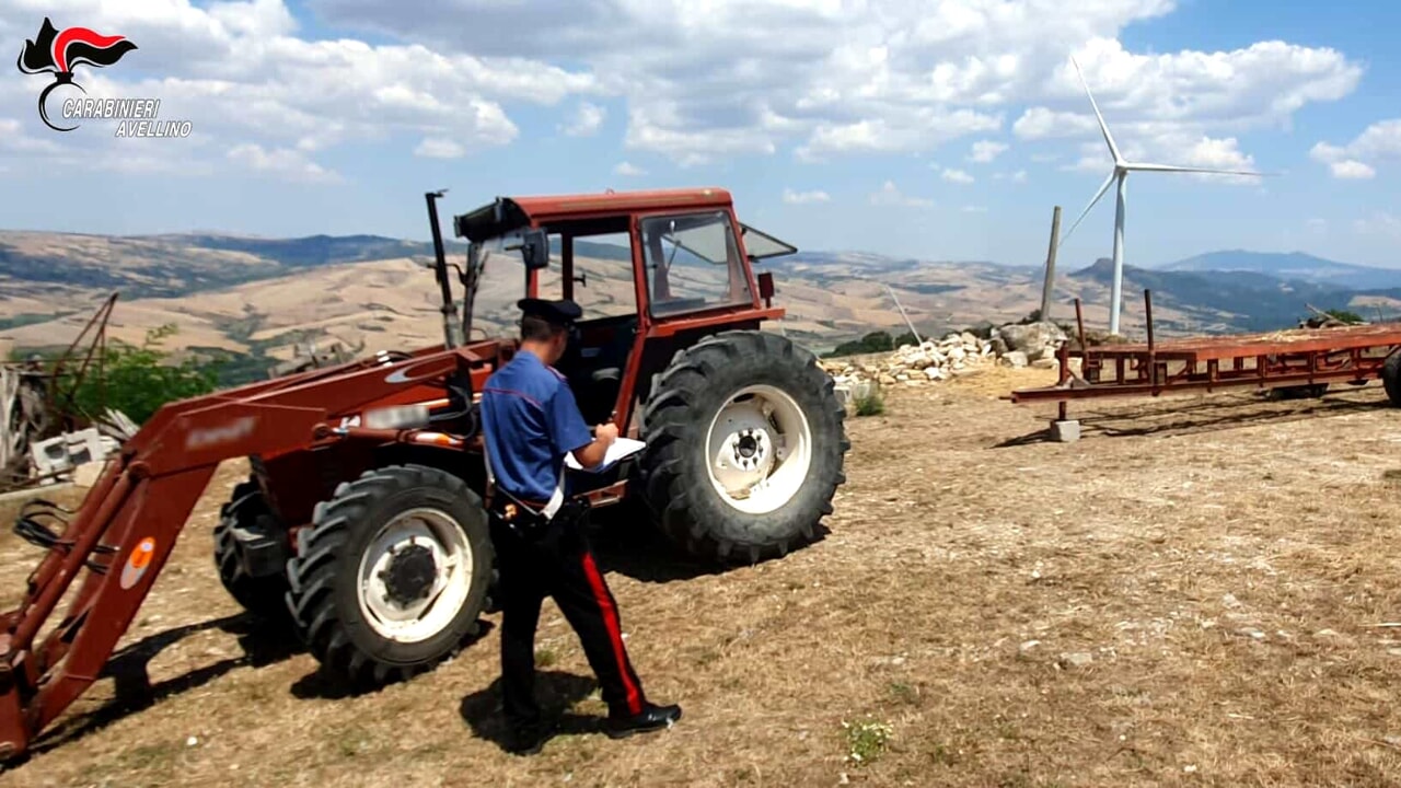 Conza della Campania, armeggia con il rimorchio del trattore: 77enne ferito