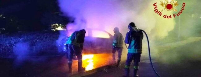 Avellino, Auto a fuoco in via Scandone, Vigili del fuoco in azione