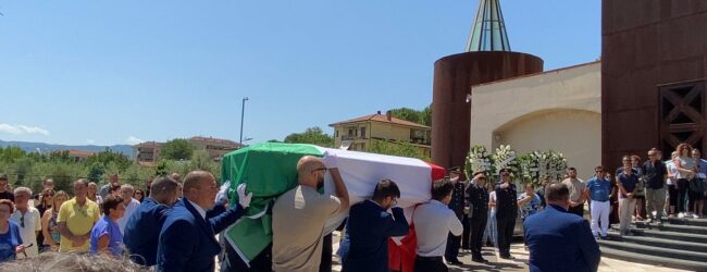 Bara tricolore e palloncini bianchi per l’ultimo saluto a Carlo