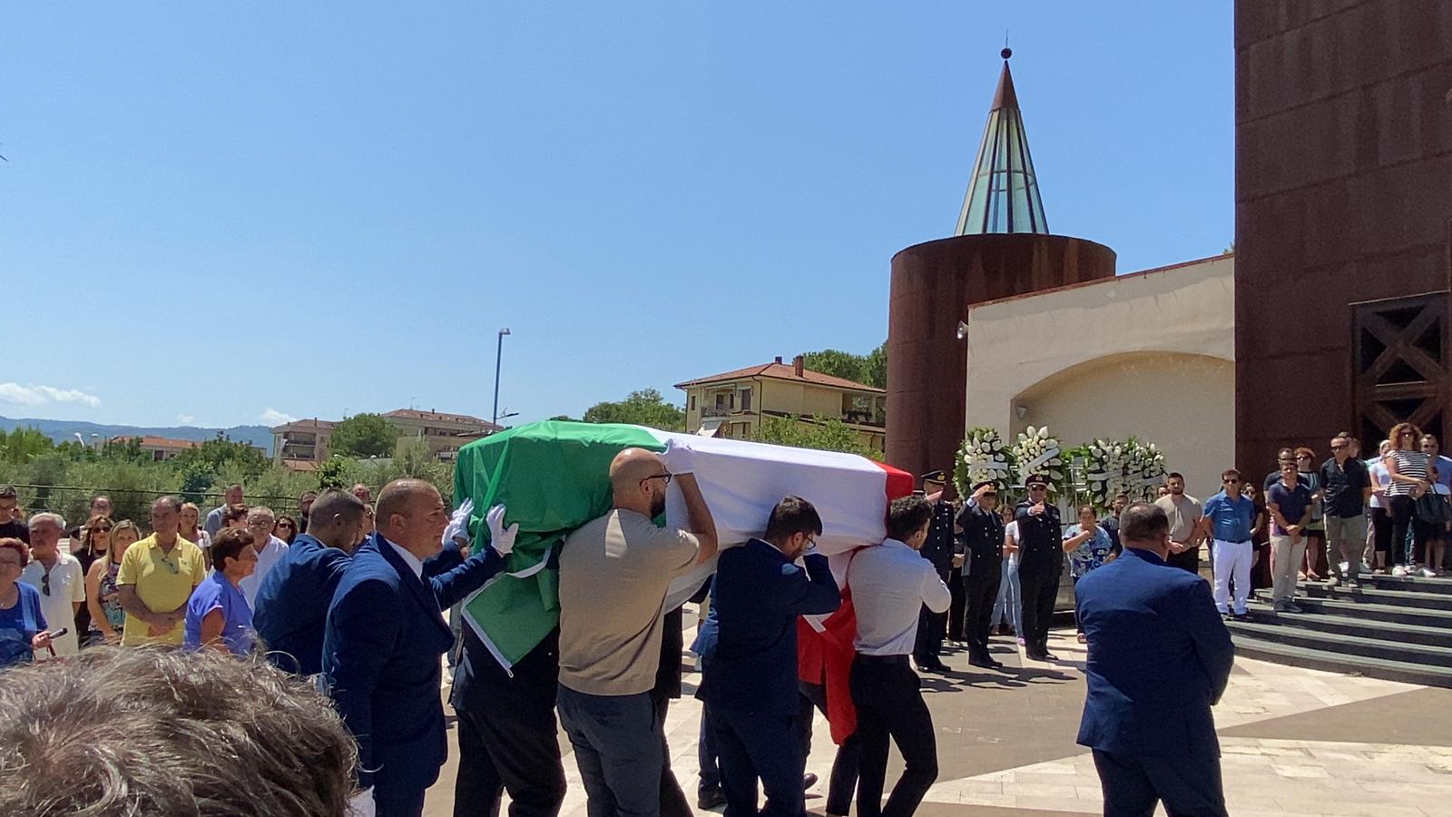 Bara tricolore e palloncini bianchi per l’ultimo saluto a Carlo