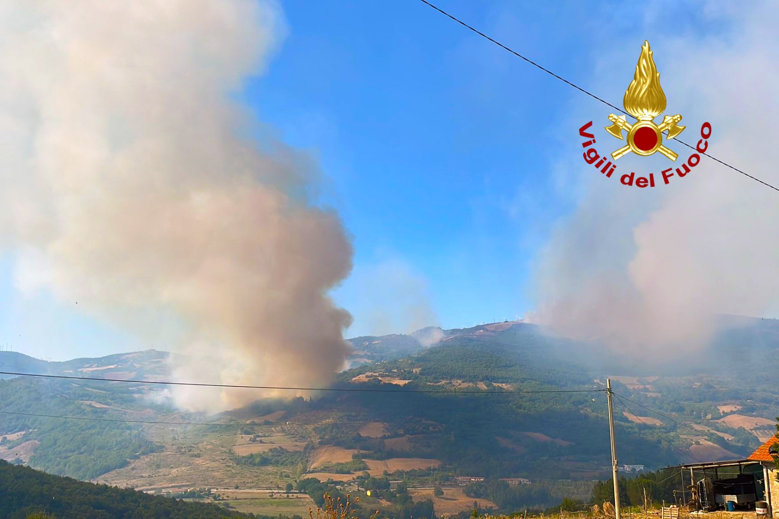 Incendi in Irpinia, oltre 30 interventi. A Montaguto bruciati 400 ettari di bosco