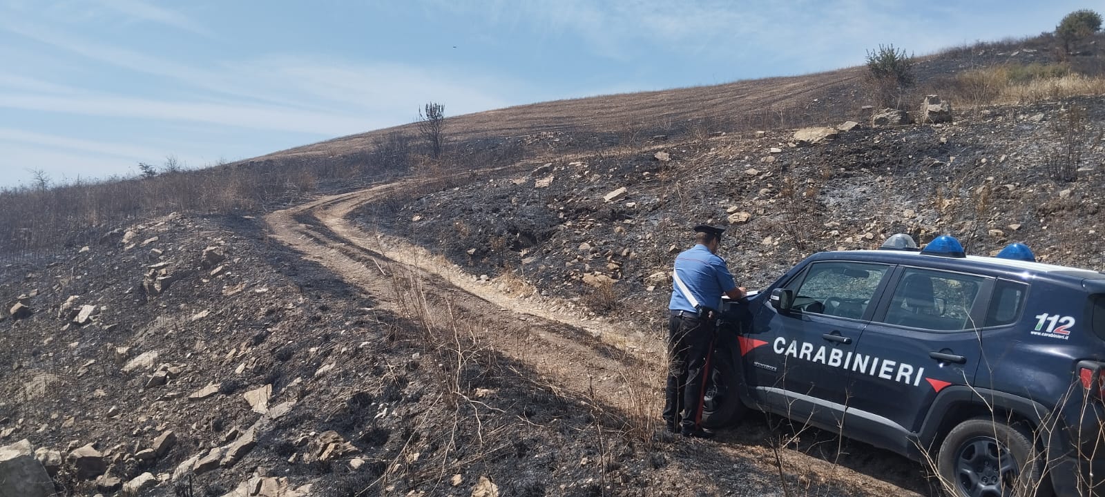 Montecalvo Irpino| Dà fuoco alle sterpaglie vicino alla sua abitazione, multato 82enne