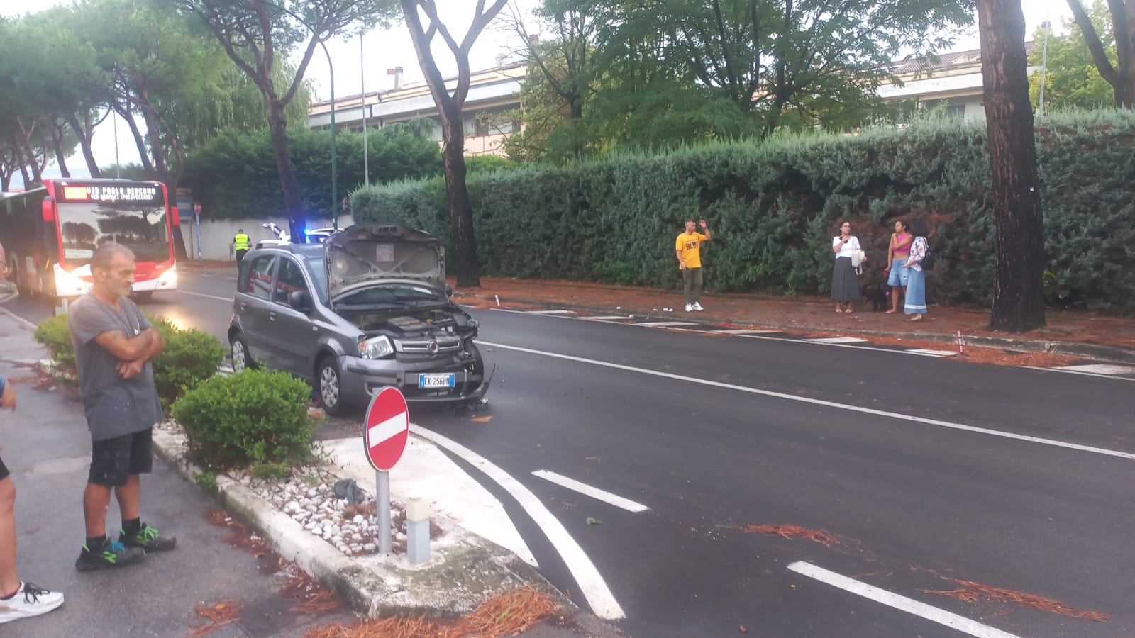 Benevento, maltempo: allagamenti e incidente in città. Cede anche il manto stradale