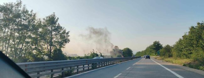 Benevento: auto in fiamme sul raccordo autostradale Napoli-Bari