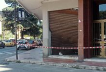 Avellino| Auto in corsa sfonda la saracinesca di un bar in via Degli Imbimbo