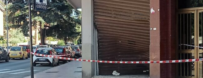 Avellino| Auto in corsa sfonda la saracinesca di un bar in via Degli Imbimbo