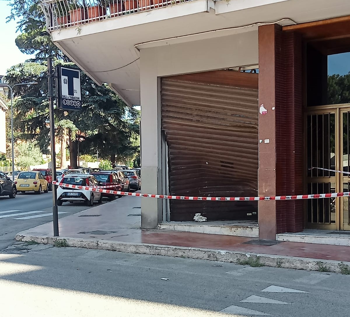 Avellino| Auto in corsa sfonda la saracinesca di un bar in via Degli Imbimbo