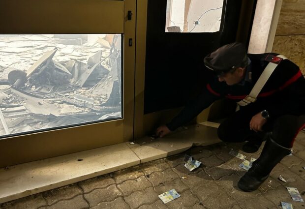 Gesualdo| Ordigno esploso nella notte al bancomat, ladri in fuga col bottino su una Stelvio bianca