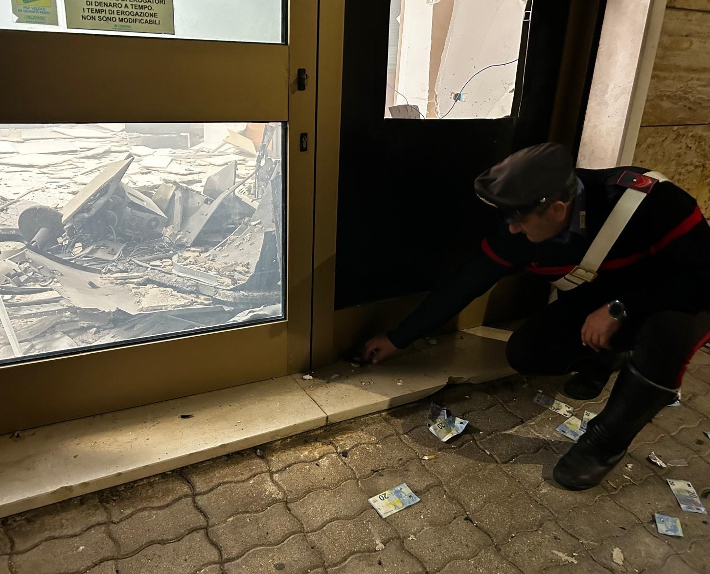 Gesualdo| Ordigno esploso nella notte al bancomat, ladri in fuga col bottino su una Stelvio bianca