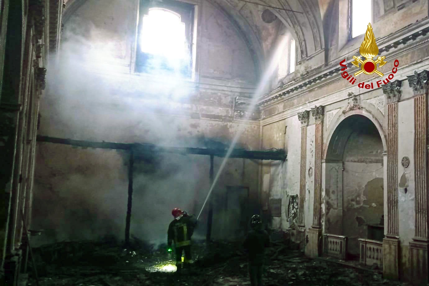 Torre le Nocelle| Incendio devasta la Chiesa di San Ciriaco, fiamme domate dai vigili del fuoco: ora la conta dei danni e le verifiche strutturali