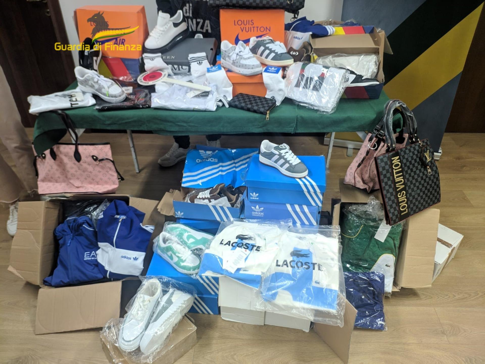 La Guardia di Finanza di Avellino sequestra 110 prodotti contraffatti di abbigliamento, calzature e borse di noti brand