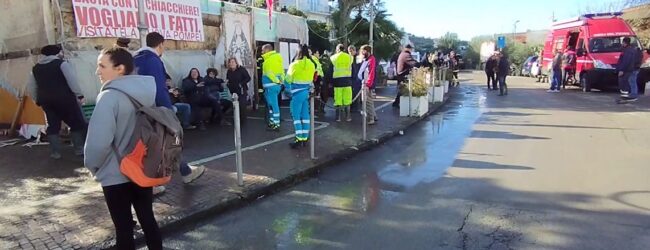 Casamicciola, la rabbia dei terremotati: “ridateci un punto di ritrovo se abbattete la nostra baracca”