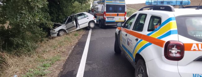 Auto fuori strada in contrada Cancelleria, tre feriti