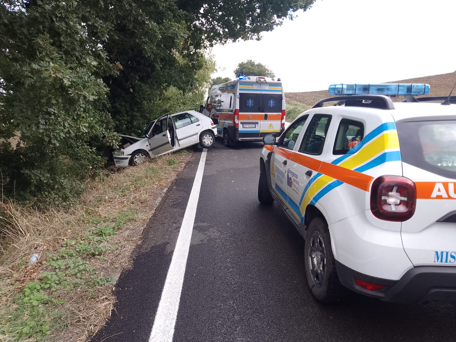 Auto fuori strada in contrada Cancelleria, tre feriti