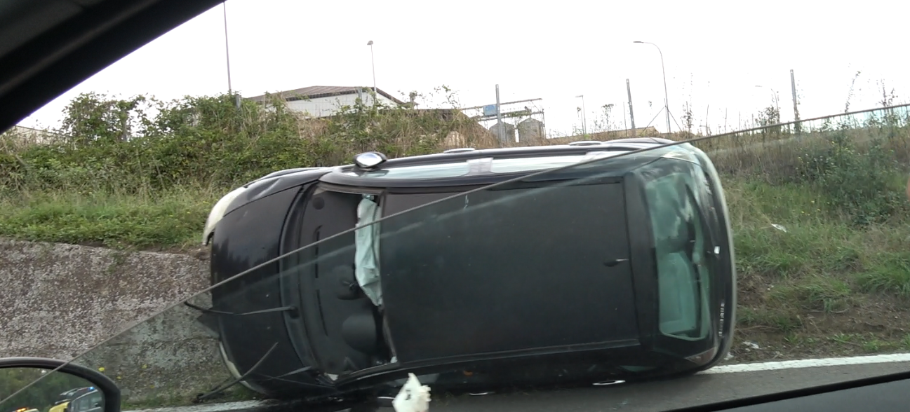 Auto si ribalta sulla rampa d’ingresso di San Giorgio del Sannio del raccordo A16 Benevento