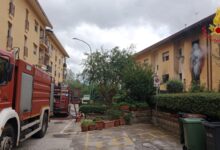 Mercogliano| Incendio in un’abitazione di via Matteotti, due anziani bloccati al terzo piano salvati dai vigili del fuoco