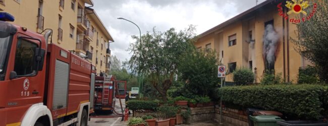 Mercogliano| Incendio in un’abitazione di via Matteotti, due anziani bloccati al terzo piano salvati dai vigili del fuoco