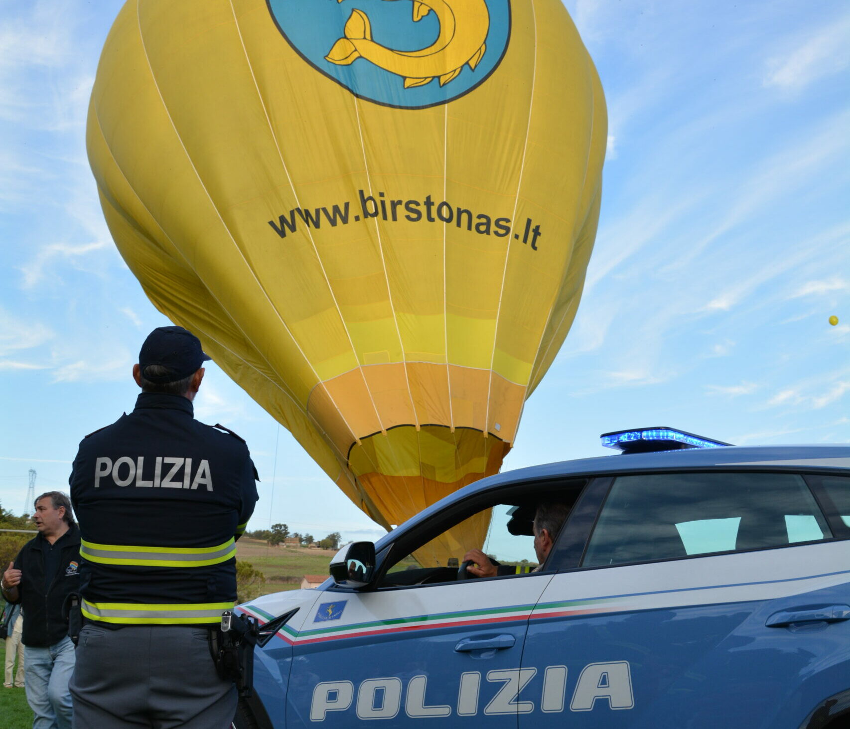 36esima edizione del Festival Internazionale delle Mongolfiere,presente la Lamborghini della Polizia di Stato