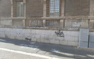 Benevento, slogan antisreliani a Piazza Roma