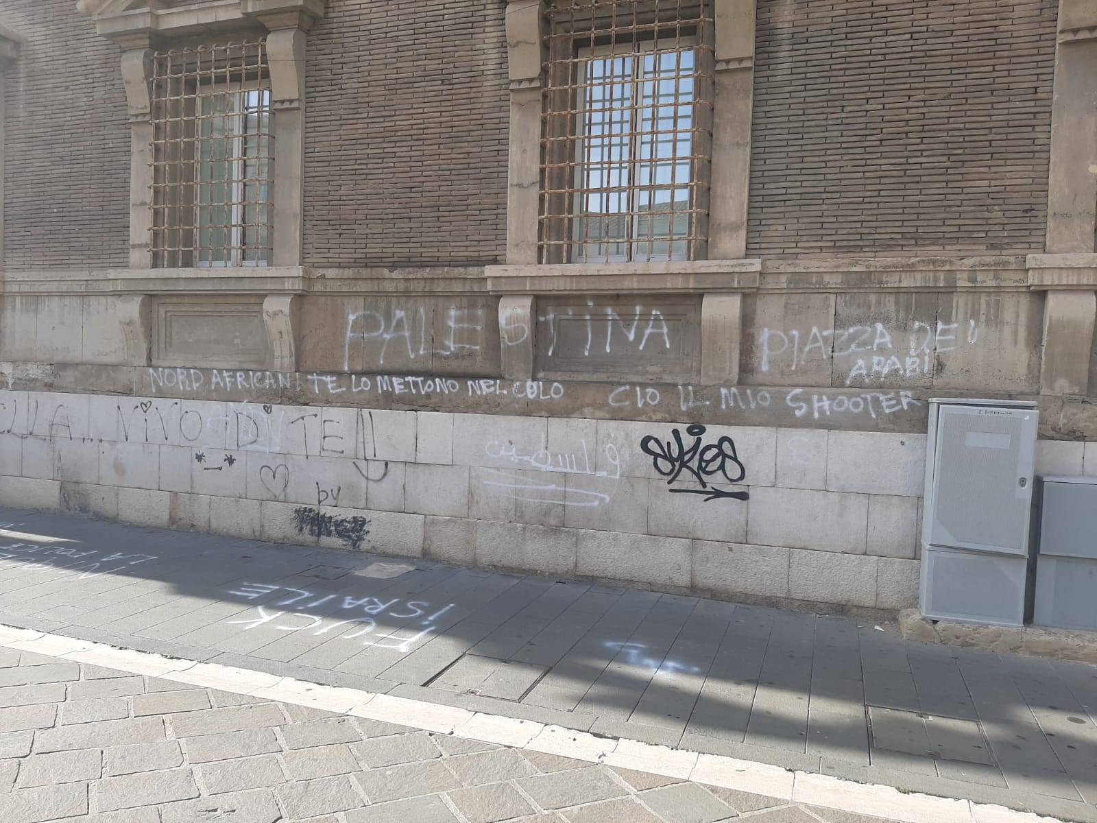 Benevento, slogan antisreliani a Piazza Roma