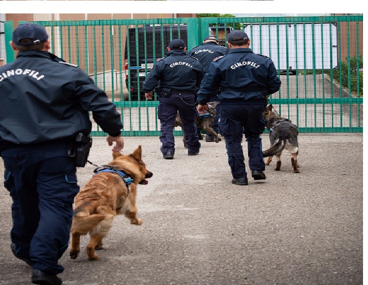 Polizia Penitenziaria Benevento, operazione “Niklause Laser Pointer” Sequestro droga e smartphone