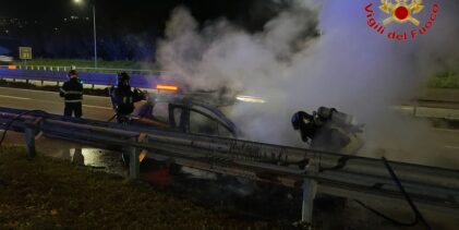 Auto in fiamme sulla A16 vicino Mercogliano: intervengono i Vigili del Fuoco, nessun ferito