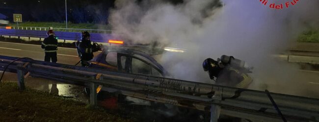 Auto in fiamme sulla A16 vicino Mercogliano: intervengono i Vigili del Fuoco, nessun ferito