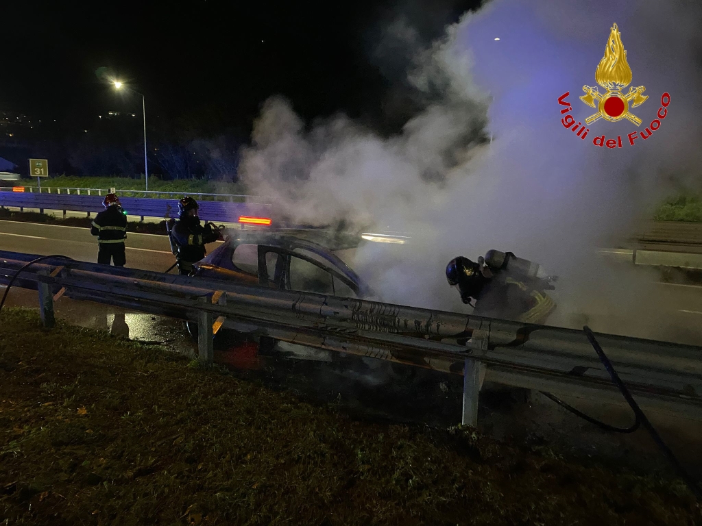 Auto in fiamme sulla A16 vicino Mercogliano: intervengono i Vigili del Fuoco, nessun ferito