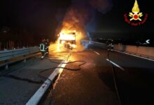 Incendio sull’autostrada A16: Vigili del Fuoco spengono le fiamme su autocarro in transito