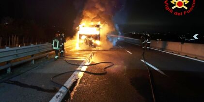 Incendio sull’autostrada A16: Vigili del Fuoco spengono le fiamme su autocarro in transito