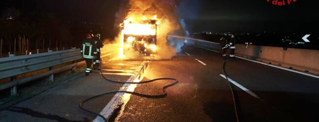 Incendio sull’autostrada A16: Vigili del Fuoco spengono le fiamme su autocarro in transito