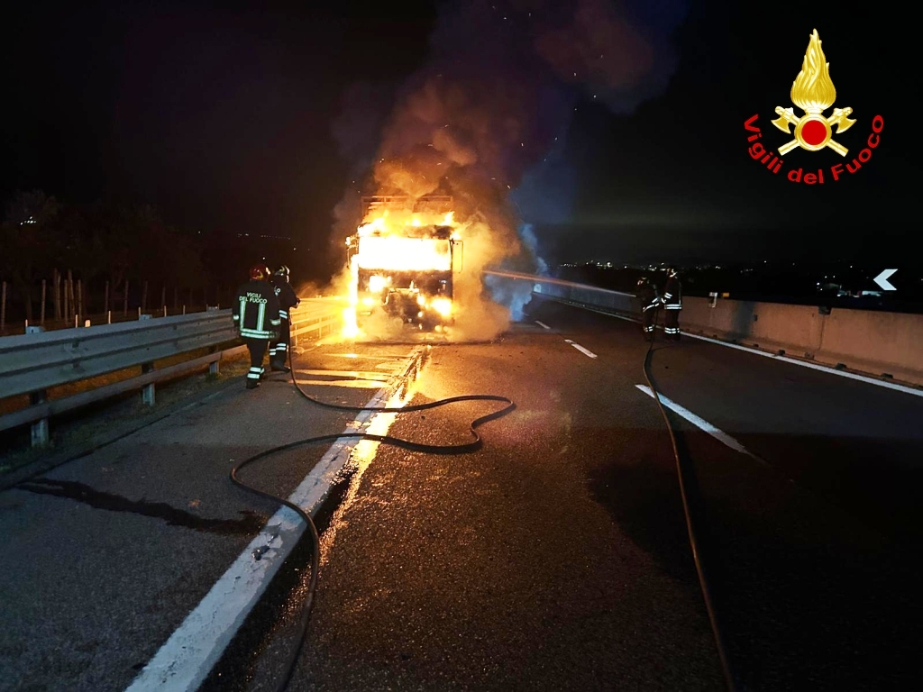 Incendio sull’autostrada A16: Vigili del Fuoco spengono le fiamme su autocarro in transito