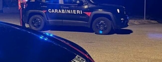 Greci| Inseguimento nella notte, i carabinieri bloccano un Suv sospetto: i tre occupanti si danno alla fuga a piedi nelle campagne