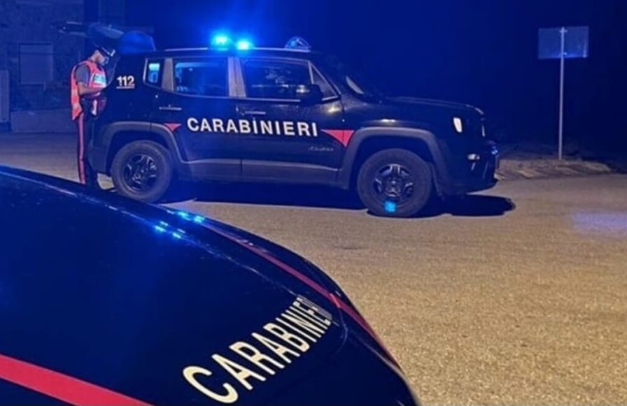 Greci| Inseguimento nella notte, i carabinieri bloccano un Suv sospetto: i tre occupanti si danno alla fuga a piedi nelle campagne