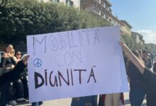 Bus, Confindustria a Regione: intervenga sugli extracosti. Sitin studenti a Piazza Castello