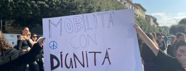 Bus, Confindustria a Regione: intervenga sugli extracosti. Sitin studenti a Piazza Castello