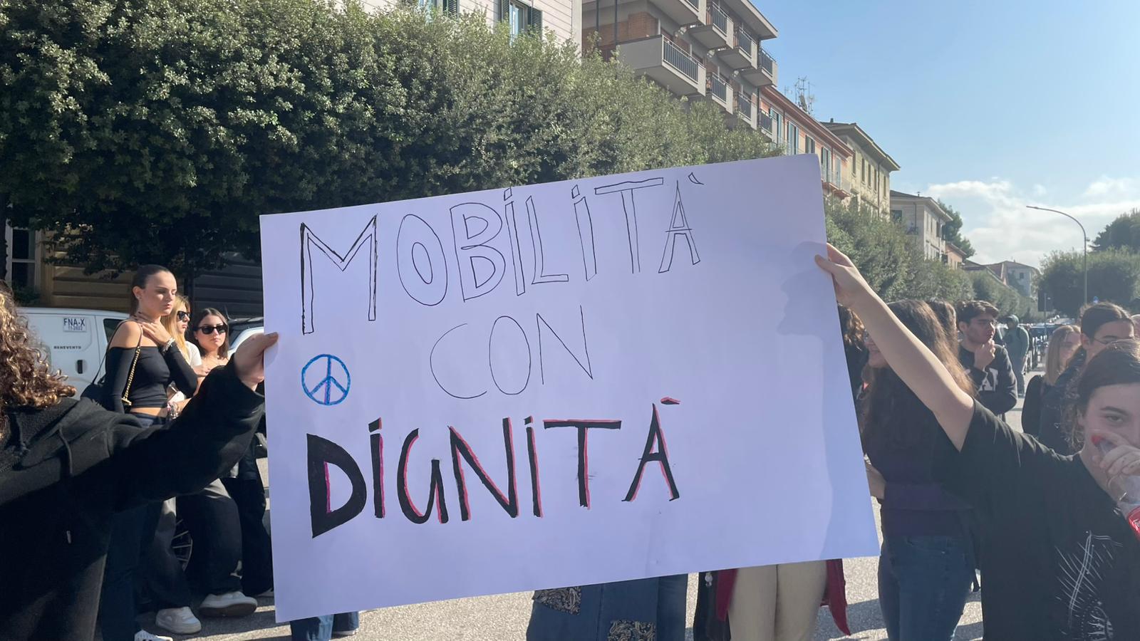 Bus, Confindustria a Regione: intervenga sugli extracosti. Sitin studenti a Piazza Castello