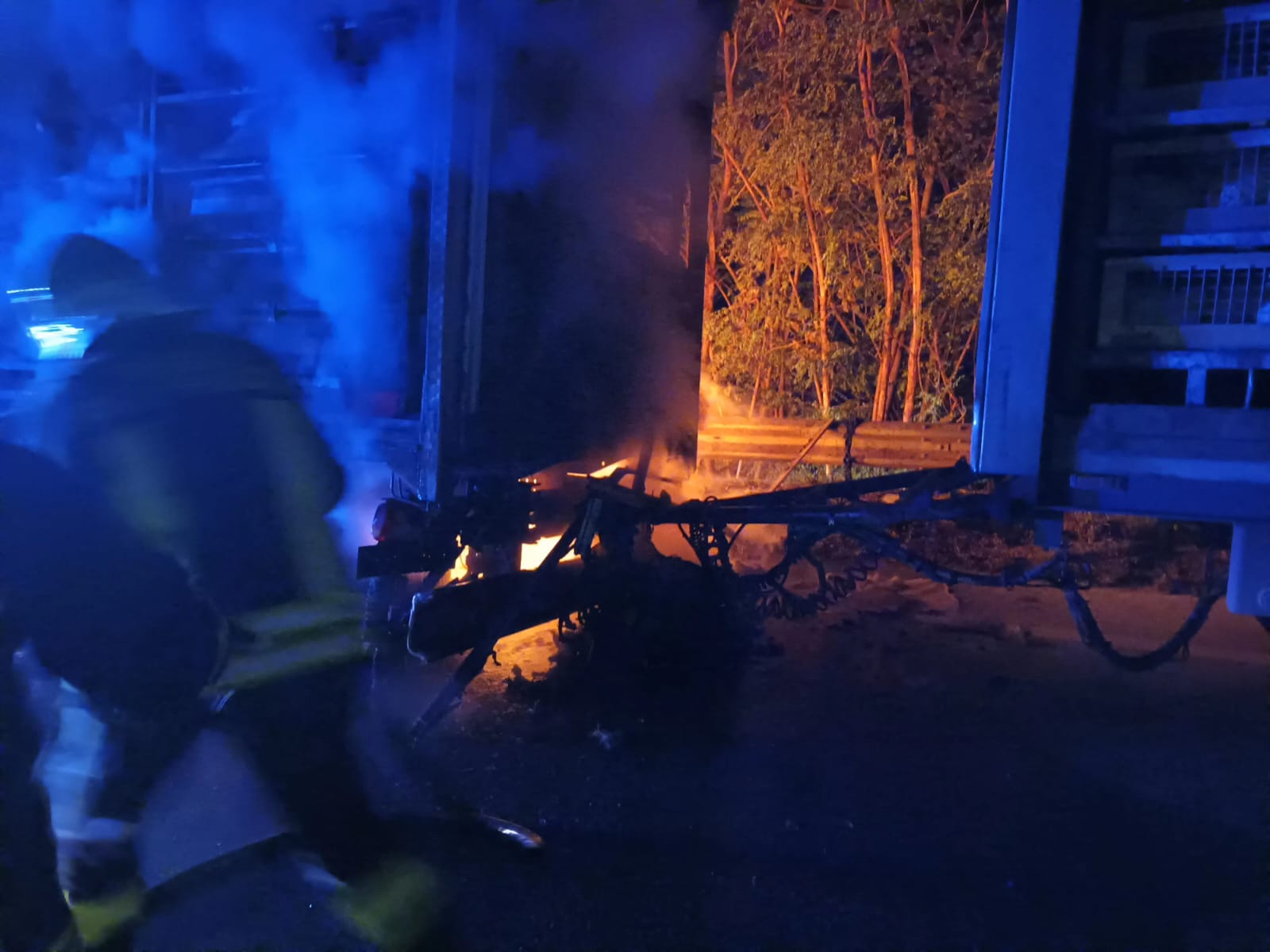 Incendio su un autotreno carico di polli: intervento dei vigili del fuoco in Valle Telesina