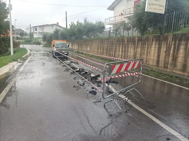 Maltempo a Ceppaloni, smottamento sulla via Provinciale/FOTO