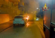 Solofra| Altre due auto in fiamme in via Starze del Conte, indagini dei carabinieri