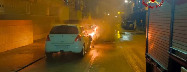 Solofra| Altre due auto in fiamme in via Starze del Conte, indagini dei carabinieri