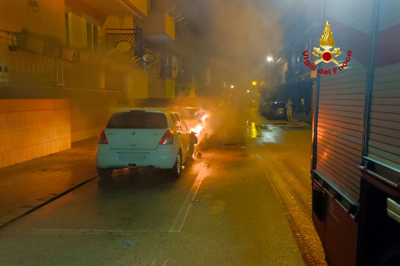 Solofra| Altre due auto in fiamme in via Starze del Conte, indagini dei carabinieri