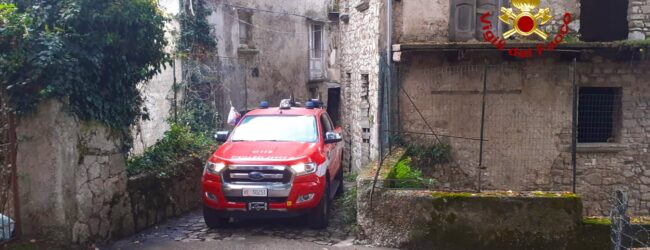 Pietrastornina| Incendio in un’abitazione in via Castello, intervento dei vigili del fuoco: sul posto anche il sindaco