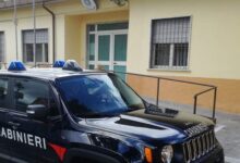 Lioni, infrange la vetrina di un negozio e ruba il distributore di cassa: i Carabinieri arrestano un 40enne