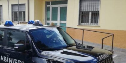 Lioni, infrange la vetrina di un negozio e ruba il distributore di cassa: i Carabinieri arrestano un 40enne