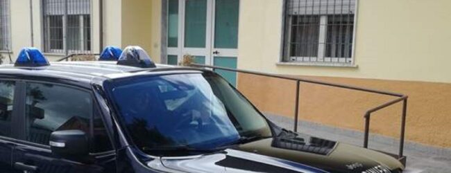 Lioni, infrange la vetrina di un negozio e ruba il distributore di cassa: i Carabinieri arrestano un 40enne