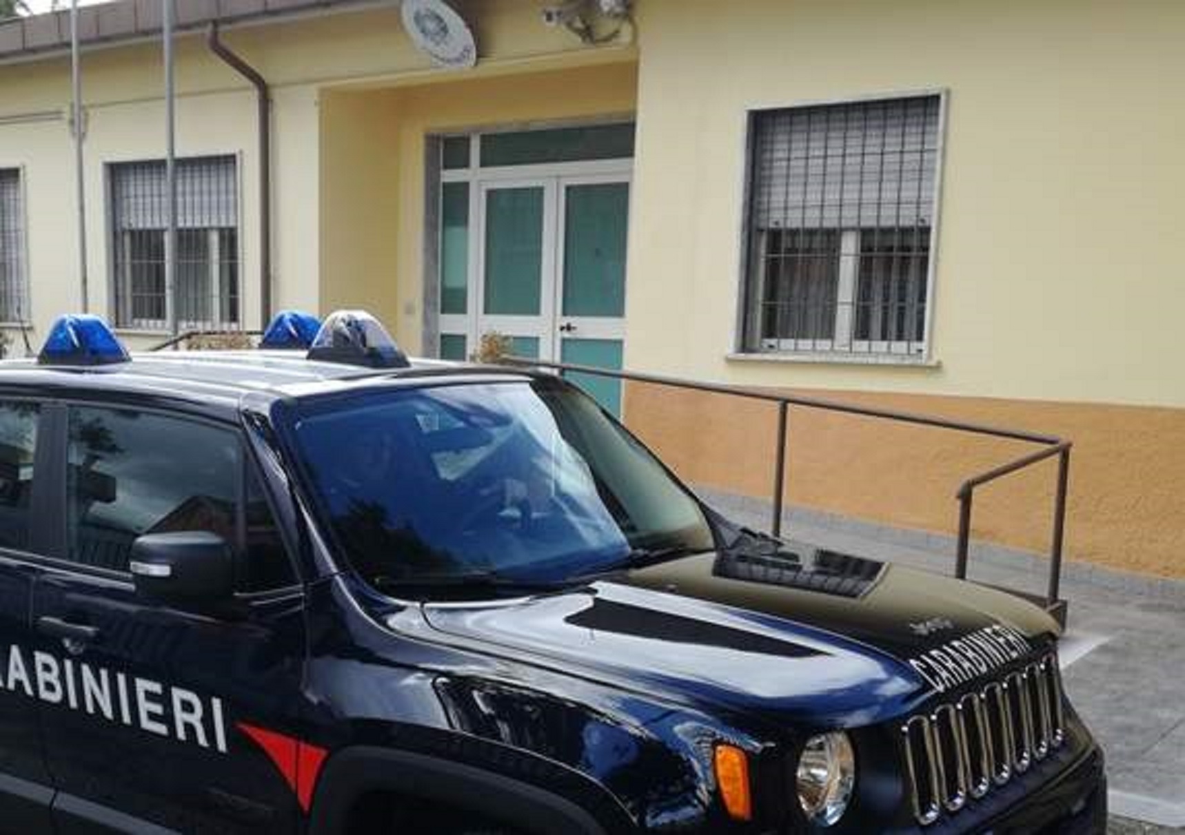 Lioni, infrange la vetrina di un negozio e ruba il distributore di cassa: i Carabinieri arrestano un 40enne